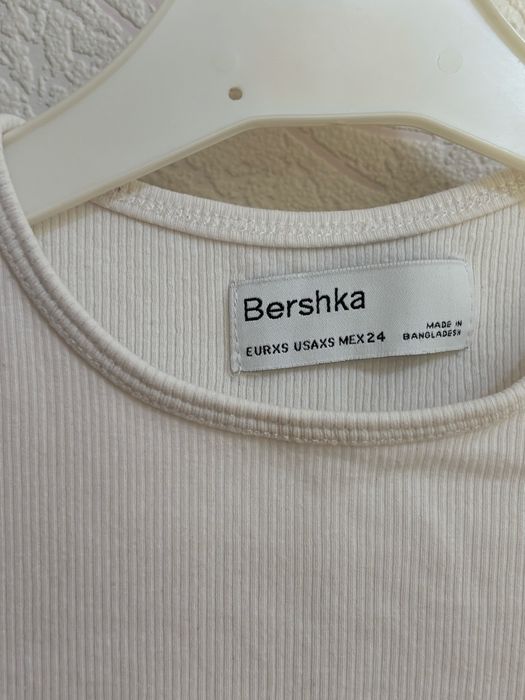 Чисто бял топ от Bershka