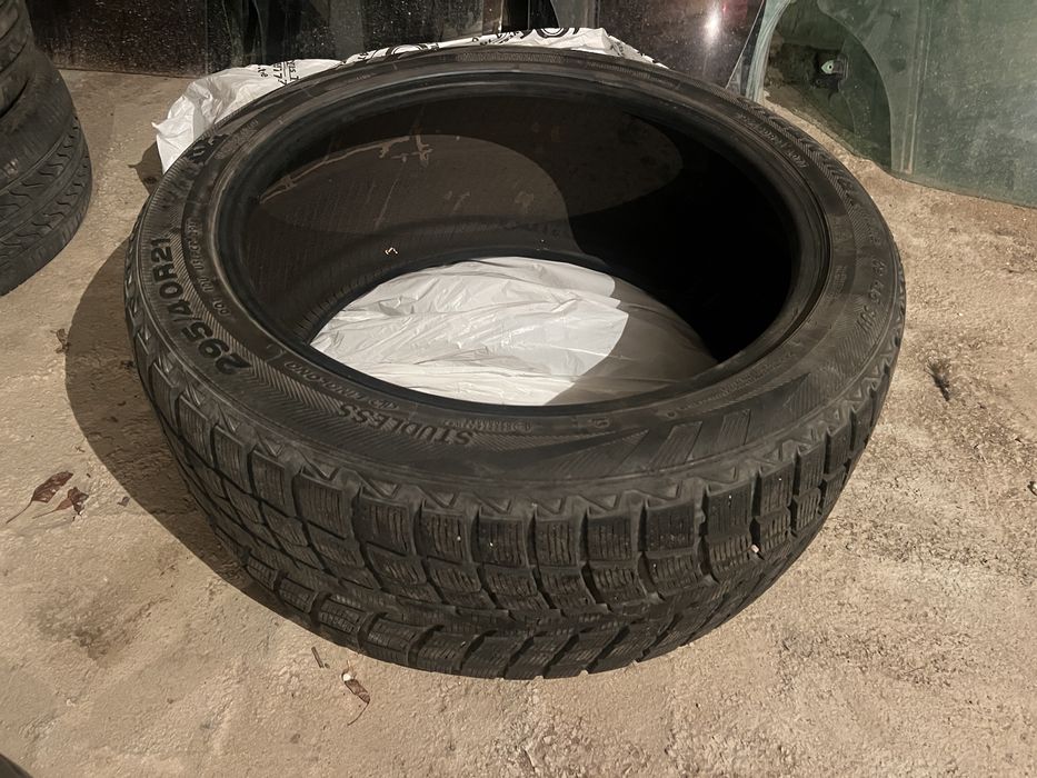 Шины 295/40/21комплект