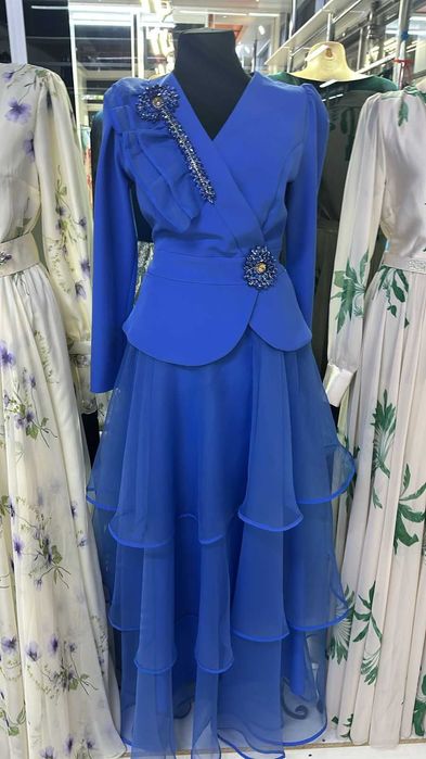 Продается вечернее платье, очень красивое. Размер 44-46.