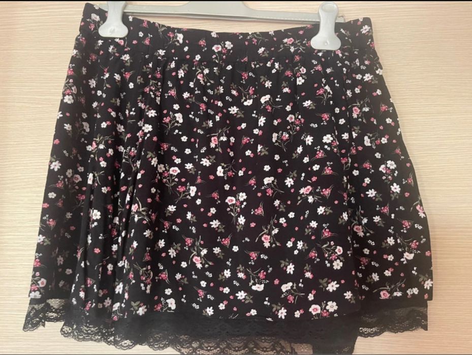 Fusta C&A neagra cu floricele cu jupa si dantela XL- 44