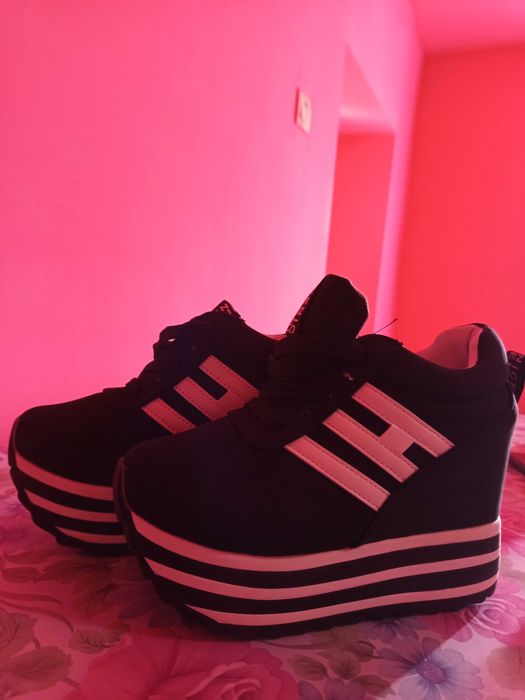 Vând pantofi sport cu platformă înaltă, model fashion,