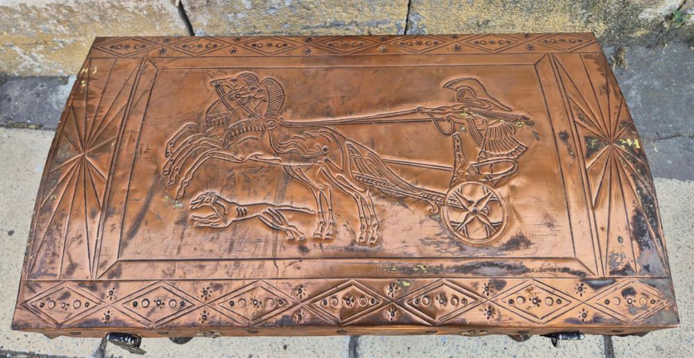 Масивен сандък с меден обков, релефни гръцки мотиви