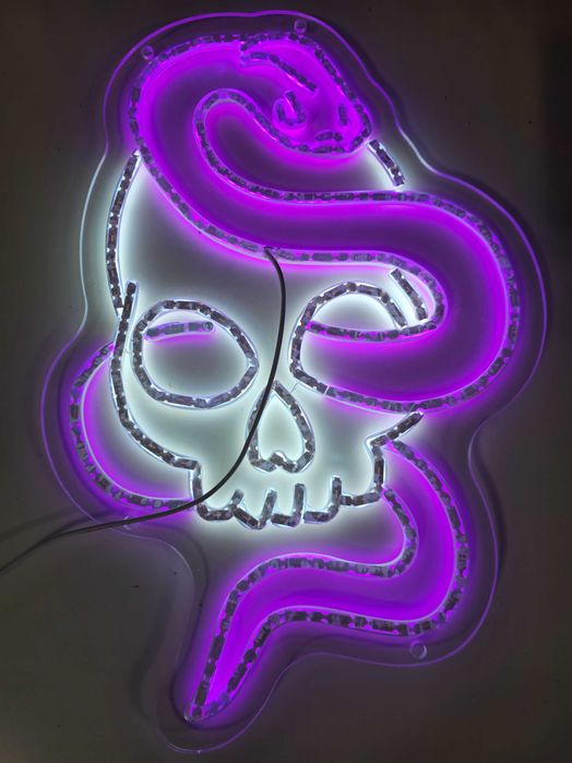 Semn luminos Craniu cu sarpe Alb/Mov LED USB