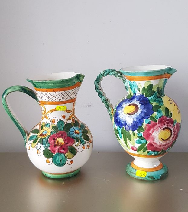Carafe vechi din ceramică