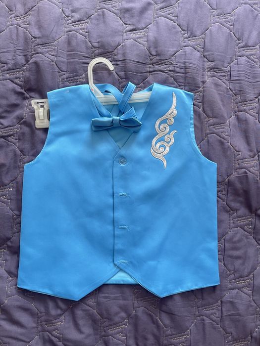 Продам жилет для мальчика и бабочка