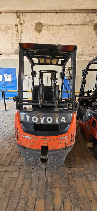 Вилочный погрузчик TOYOTA