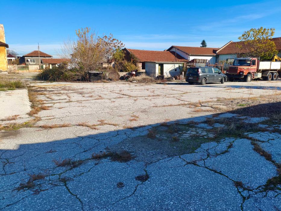 Продава се Промишлен имот с площ 5800 кв.м ТИР достъп, 11 бр. сгради с обща застроена площ 2000 кв.м.