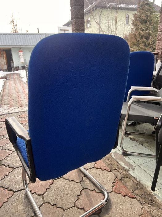 Стулья офисные продам