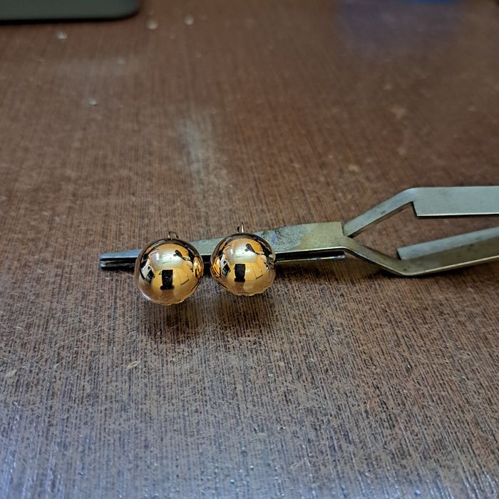 Продам золотые серьги