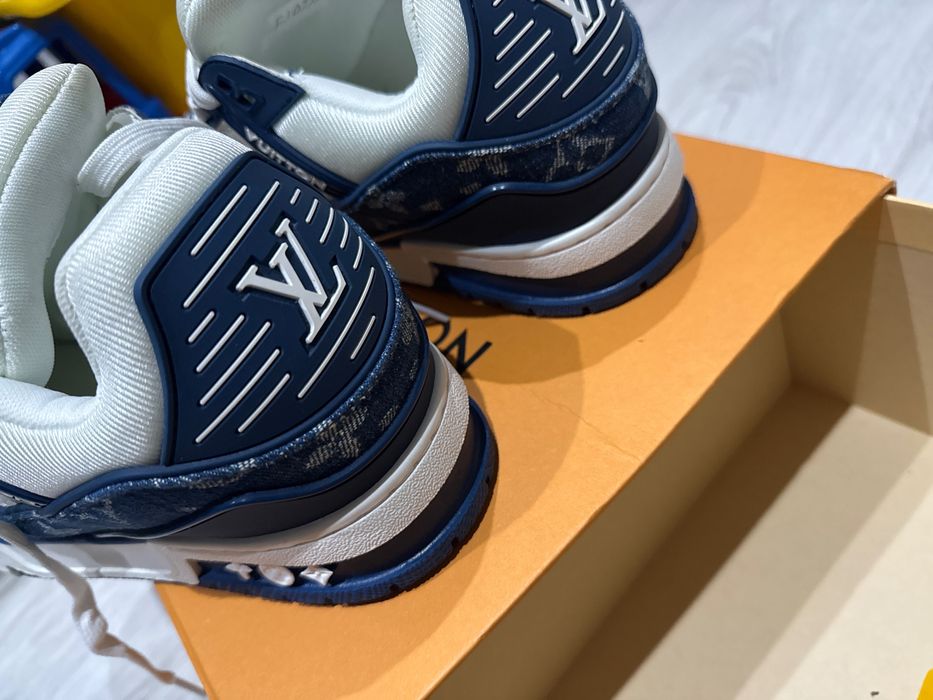 Sneakersi de vanzare