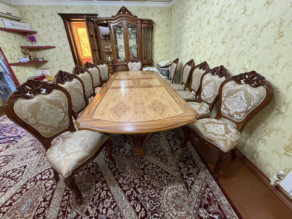Стол и стулья для гостевой комнаты из Дубая (чистое дерево)