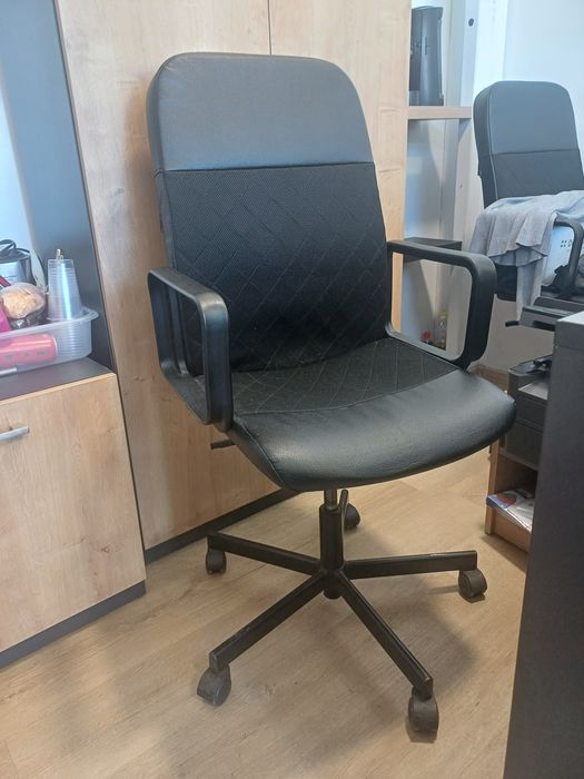 Продавам 2 бр. офис столове