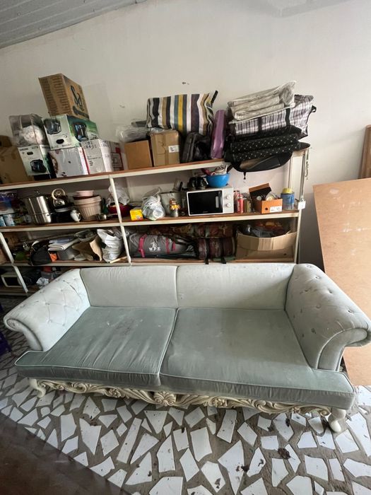 Диван в светло-сером велюре