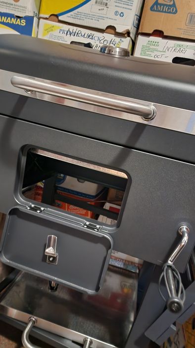 Grătar profesional pe lemne cu afumătumatoare