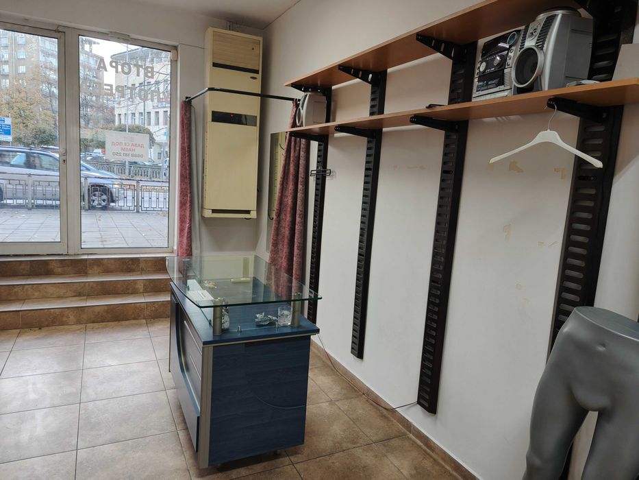 Продавам магазин 56кв.м., Център, 2010г., Климатик, Санитарен възел