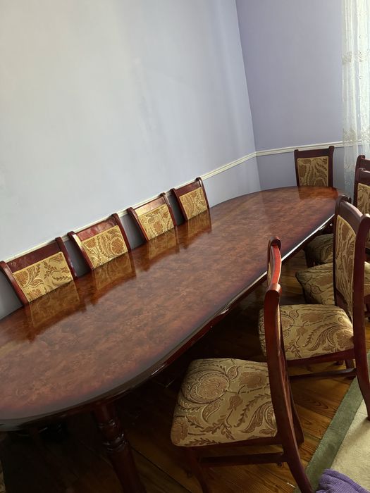 Стол со стульями на 12 персон