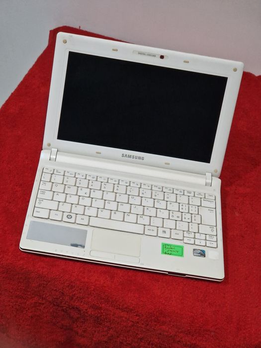 Laptop Samsung cu încărcător funcțional doar la priza