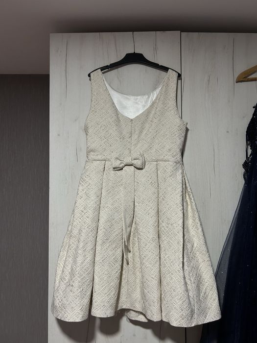 Бежова рокля без забележки