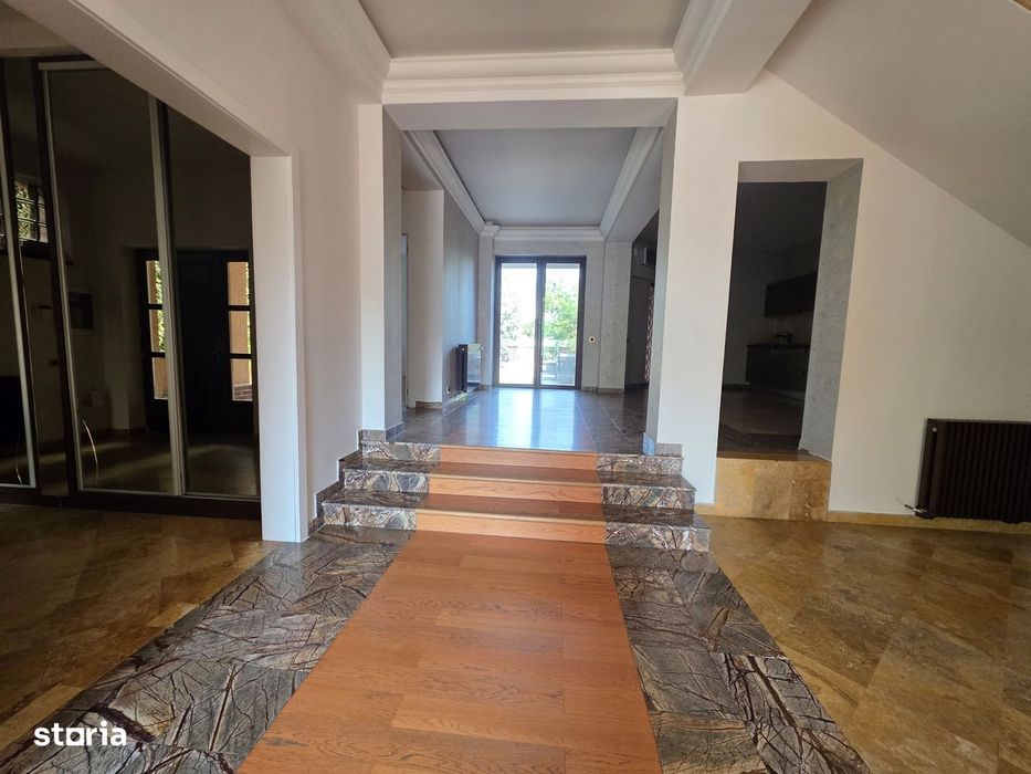 Casă de închiriat cu 6 camere în Damaroaia
