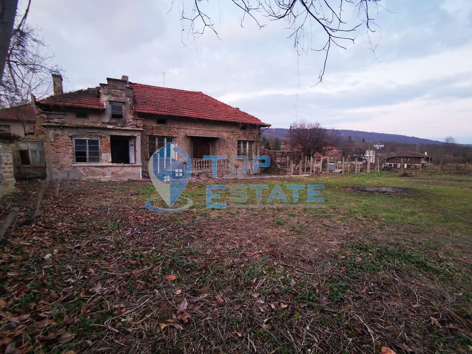 Двуетажна тухлена къща на центъра на село Церова кория, област Велико