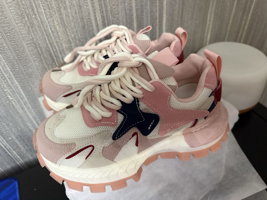 Кроссовки женские