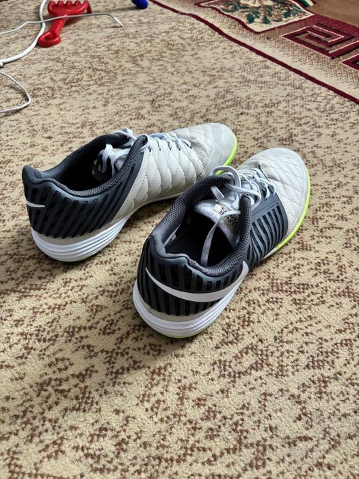 Футзалки, футбольная обувь для зала,