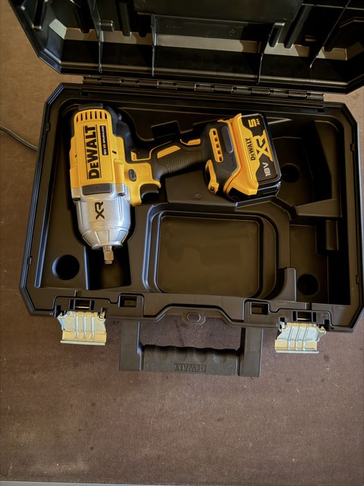 Vand pistol impact dewalt dcf900