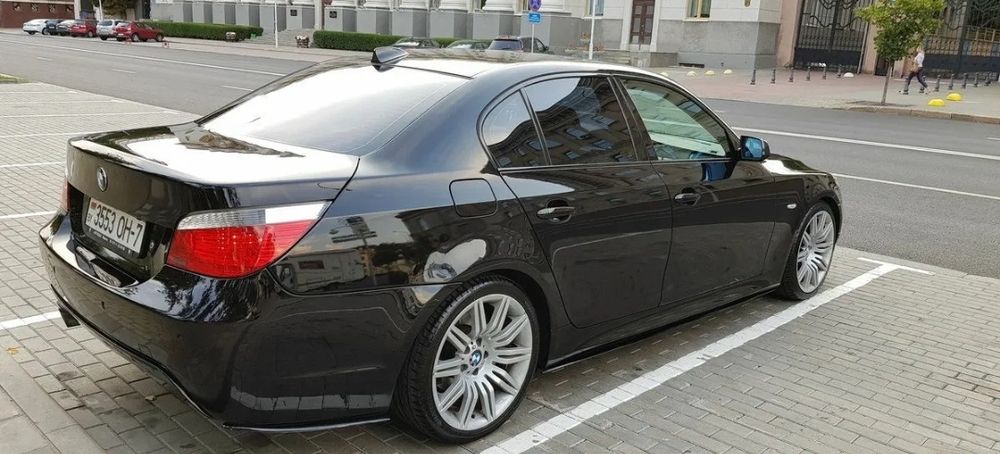 Extensii coltare lip bara spate BMW E60 E61 negru lucios