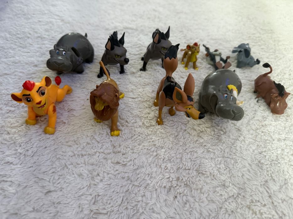 Vând figurine Regele Leu