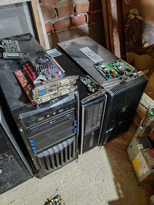 Стари компютри и компютърни части