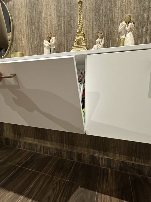 Mobilier modern suspendat alb/. auriu.