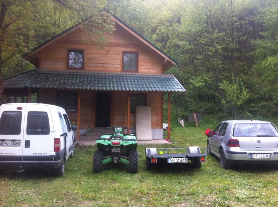 Vand cabana de lemn la Dezna, statiunea Moneasa, in Jud. Arad