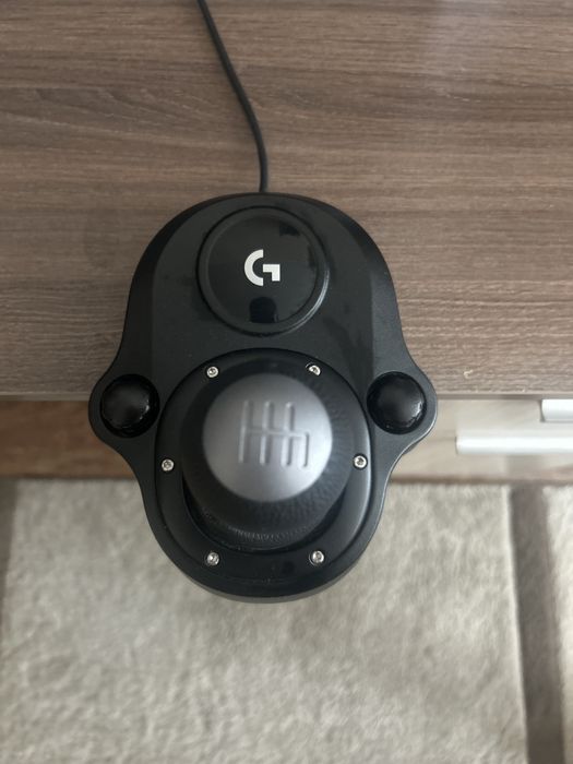 Волан logitech g29 със скоростен лост от logitech.Волана има 1 година гаранция.Волана става  за PC,PS4,PS5.Продавам и тези 4 игри. Почти неизползвани!