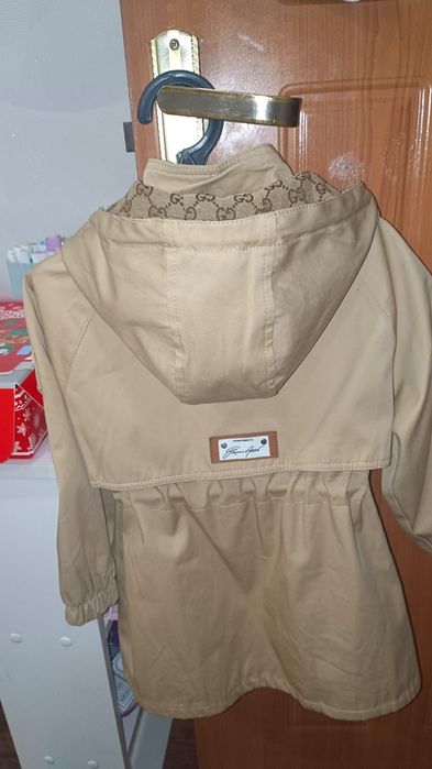 Продам тренч на девочку 5- 6лет в отличном состоянии
