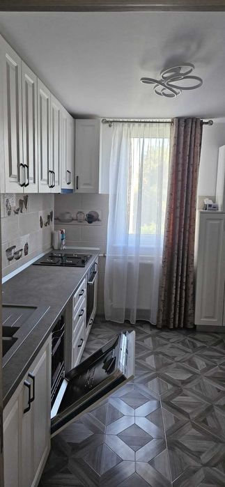 Apartament de Inchiriat etaj 2,Bld.Roman Musat zona Pascal[300€]