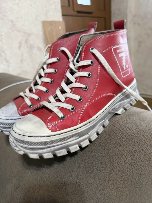 Червени обувки-кецове