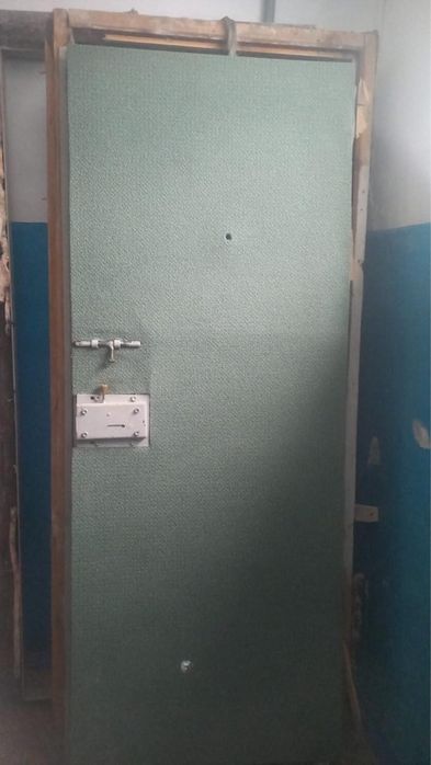 Продам железную дверь