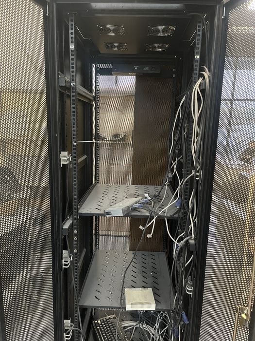 Продам серверный шкаф