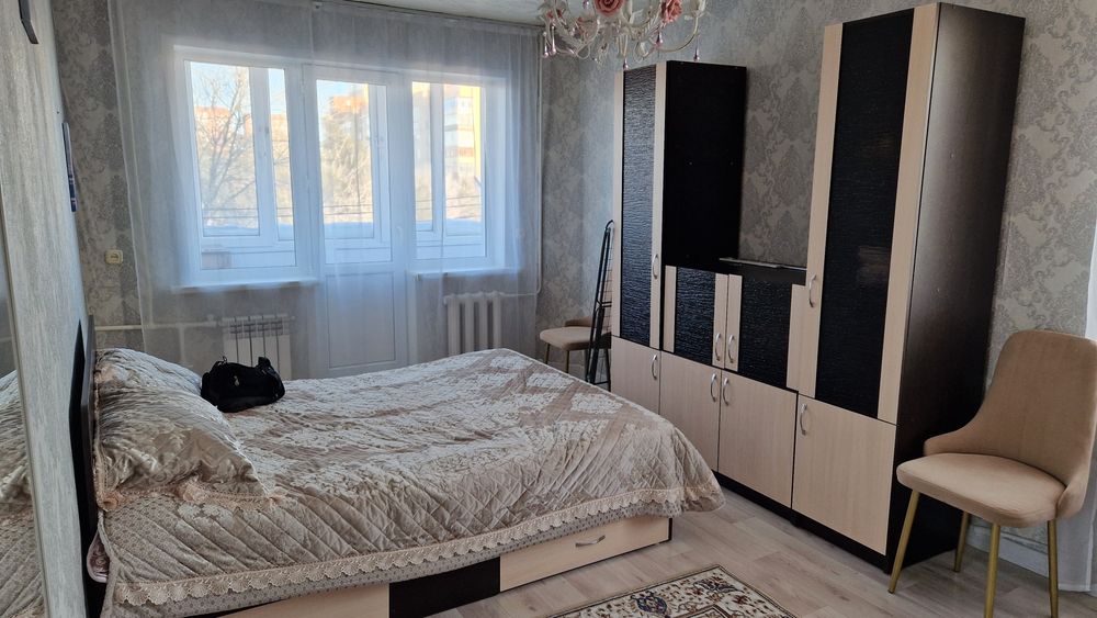 Продаю кровать и шкаф для спальни. Мебель аккуратная, без повреждений,