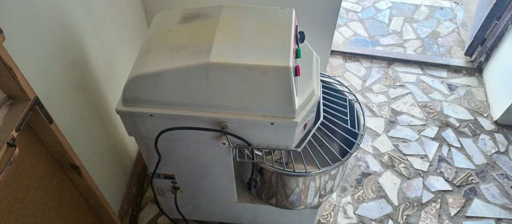 non yopadigan pechka i non yopish uchun xamir qoradigan aparat sotila