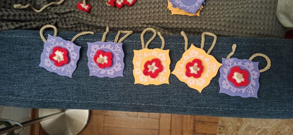 Мартеници, ръчно плетени