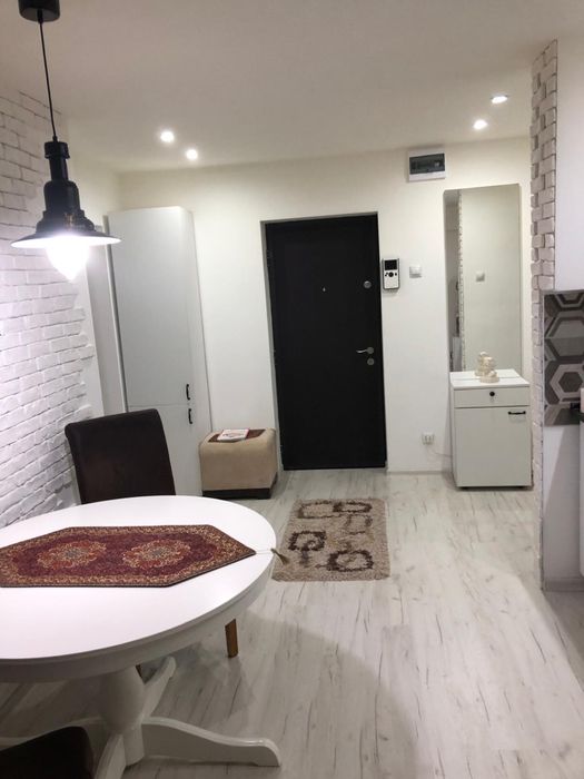 Închiriez apartament cu 2 camere (făcute  3), în zona Camerei de Comerț