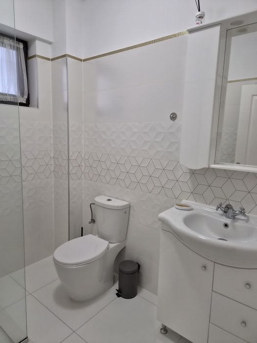 Închiriez apartament cu trei camere în bloc nou mobilat si utilat