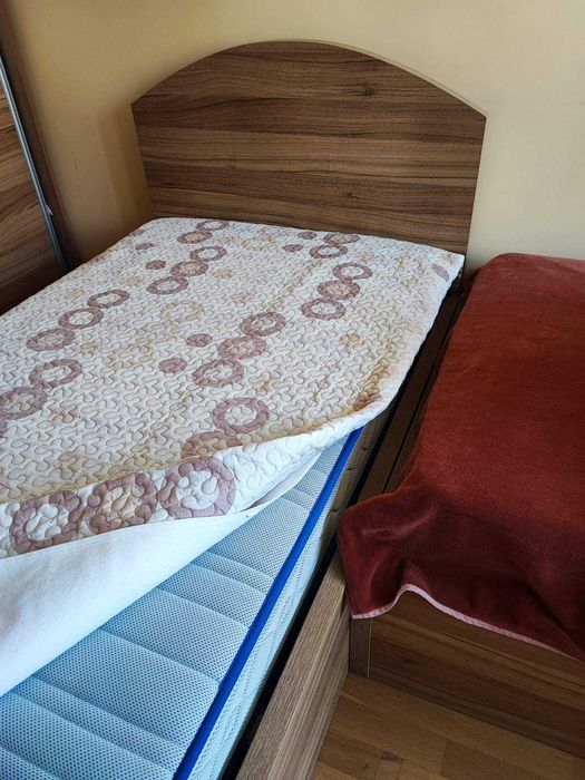 Продавам две единични легла с ракли и матраци, изработени по поръчка.