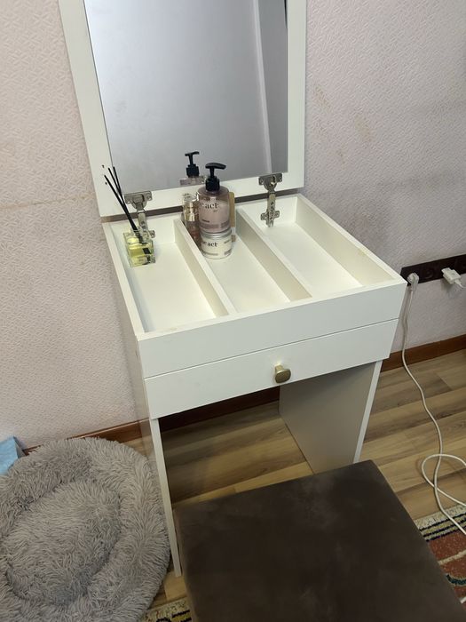 Продам туалетный столик