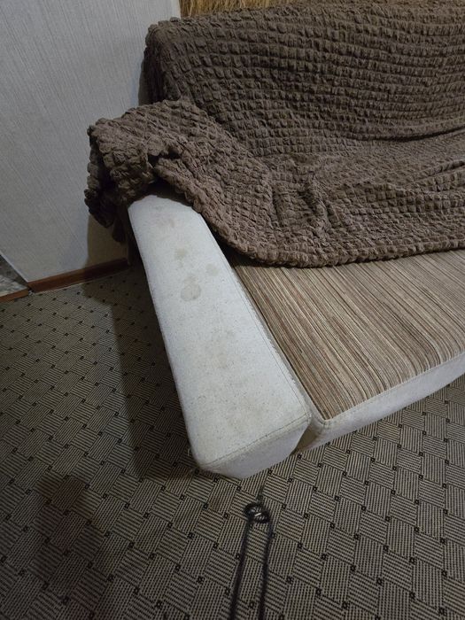 Диван большой с пледом 30000 стоит