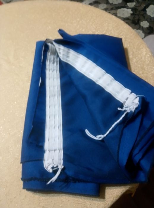 Шторы темно синие и розовые.