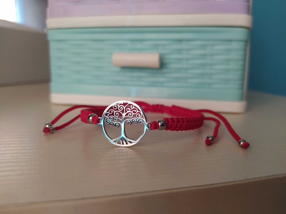 Гривна с червен конец за късмет