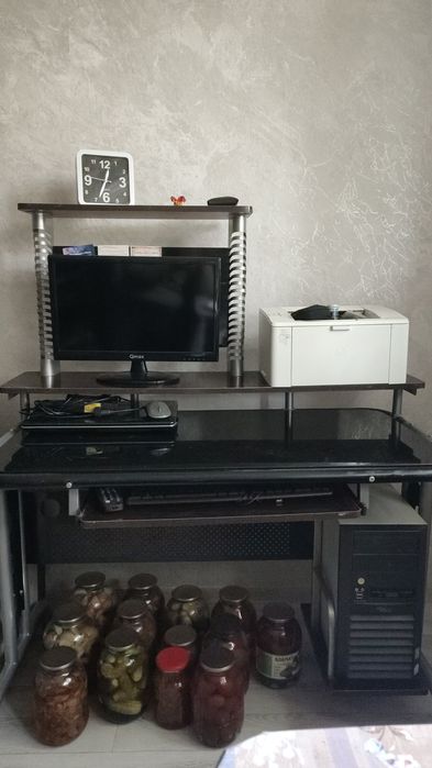 Продам компьютерный стол, цветочницу.