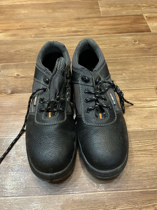 Продам ботинки с защитой носка
